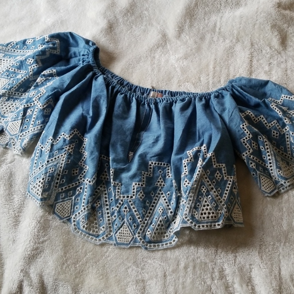 Gianni Bini Chambray Eyelet Crop Top - Picture 2 of 7